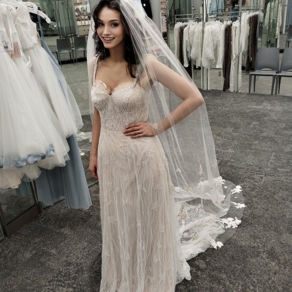 Elegant Cream Lace Wedding Dress